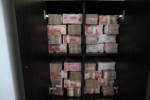 一居民楼惊现2亿现金!警方用坏3台点钞机!真相曝光