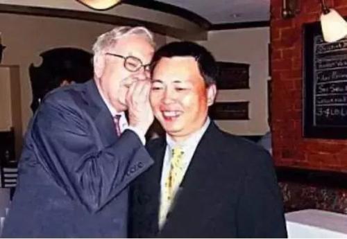 456.789万美元！刚刚，巴菲特午餐拍卖又创天价！神秘买家最后时刻加100美元拿下，吃完午餐的人后