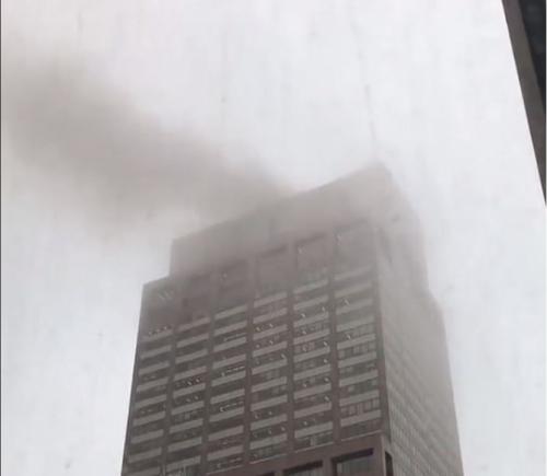 9·11惊魂重现！直升机撞进纽约曼哈顿高楼屋顶，飞行员当场死亡
