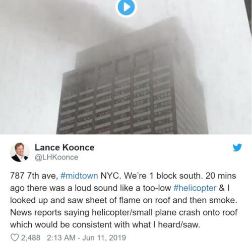 9·11惊魂重现！直升机撞进纽约曼哈顿高楼屋顶，飞行员当场死亡