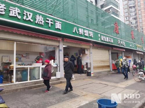 最新!实探武汉防控升级,多处高速入口封闭,取消航班199架次!沪指跌破3000点,北向资金流出百亿,