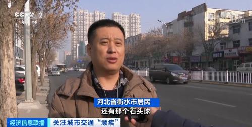 一身罚单，长期无人认领！街头“僵尸车”成小广告宣传墙！拖走、存放？怎么解决？谁出钱？