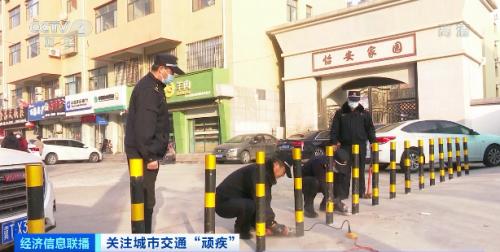 一身罚单，长期无人认领！街头“僵尸车”成小广告宣传墙！拖走、存放？怎么解决？谁出钱？