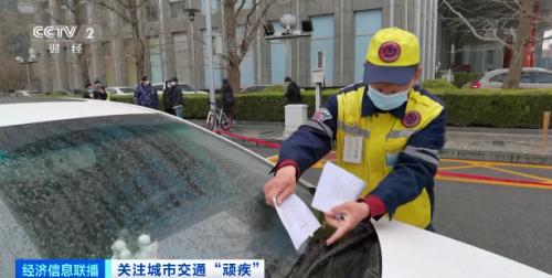 一身罚单，长期无人认领！街头“僵尸车”成小广告宣传墙！拖走、存放？怎么解决？谁出钱？