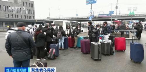 现场画面丨基辅大部分商业已暂停！乌克兰民众逃离城市，“我该往哪里跑…”