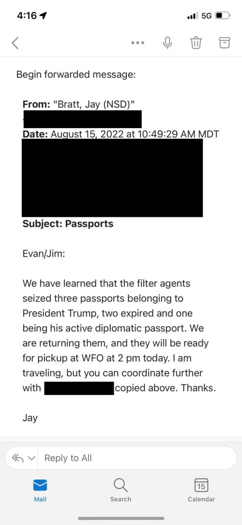 “护照门”演变成“罗生门”？遭FBI突袭后，特朗普初次专访：事态必须降温，不然将发生可怕事情！
