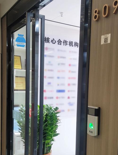 潜望丨信贷中介灰产调查：“套路”背后的利益与共谋