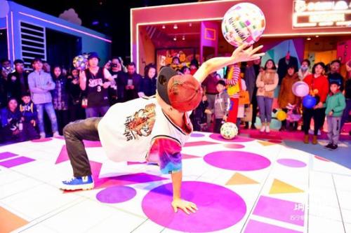 另外,潮玩街主舞台的演出或青春洋溢,或热情似火