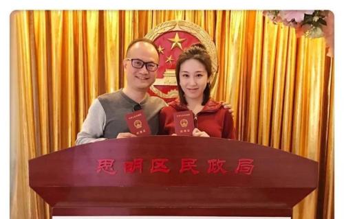 郑刚又拿出一份婚前财产协议,表示这是公司其它股东要求的,周美毅"稀